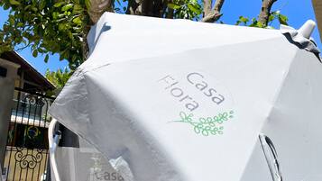 Gần bãi biển, cát trắng