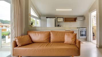 Superior Apartment 201 | 起居區 | 平面電視