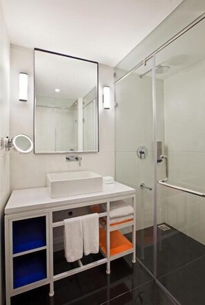 Douche, articles de toilette gratuits, sèche-cheveux, chaussons