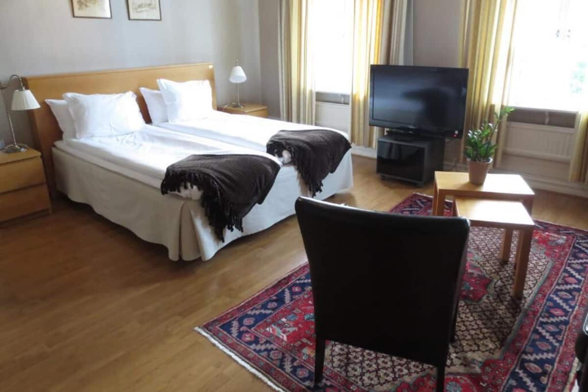 Kamar Double Eksekutif | Meja kerja, ruang kerja ramah laptop, dan setrika/meja setrika