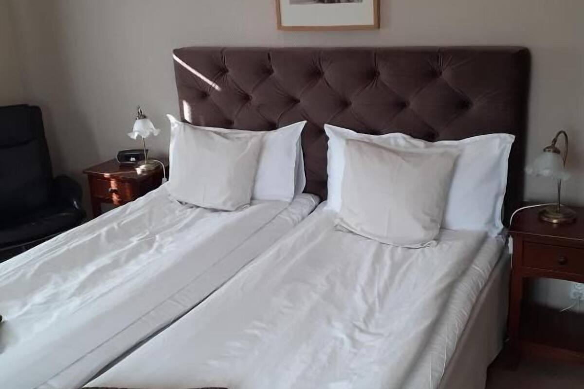 Kamar Double | Meja kerja, ruang kerja ramah laptop, dan setrika/meja setrika
