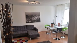 Comfort-Apartment, 2 Schlafzimmer, Nichtraucher, Küche | Wohnbereich | Flachbildfernseher