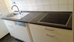 Comfort-Apartment, 2 Schlafzimmer, Nichtraucher, Küche | Eigene Küche | Wasserkocher mit Kaffee-/Teezubehör, Kühlschrank, Mikrowelle, Ofen