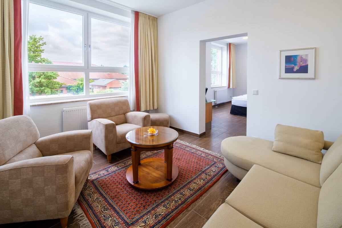 suite, 1 king bed | living area | flat-screen tv