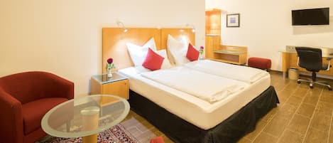 Comfort-dobbeltværelse | Pengeskab på værelset, skrivebord, mørklægningsgardiner, lydisolering