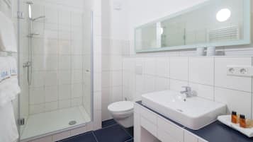 Dusche, kostenlose Toilettenartikel, Haartrockner, Bademäntel