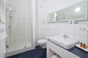 Een douche, gratis toiletartikelen, een haardroger, badjassen