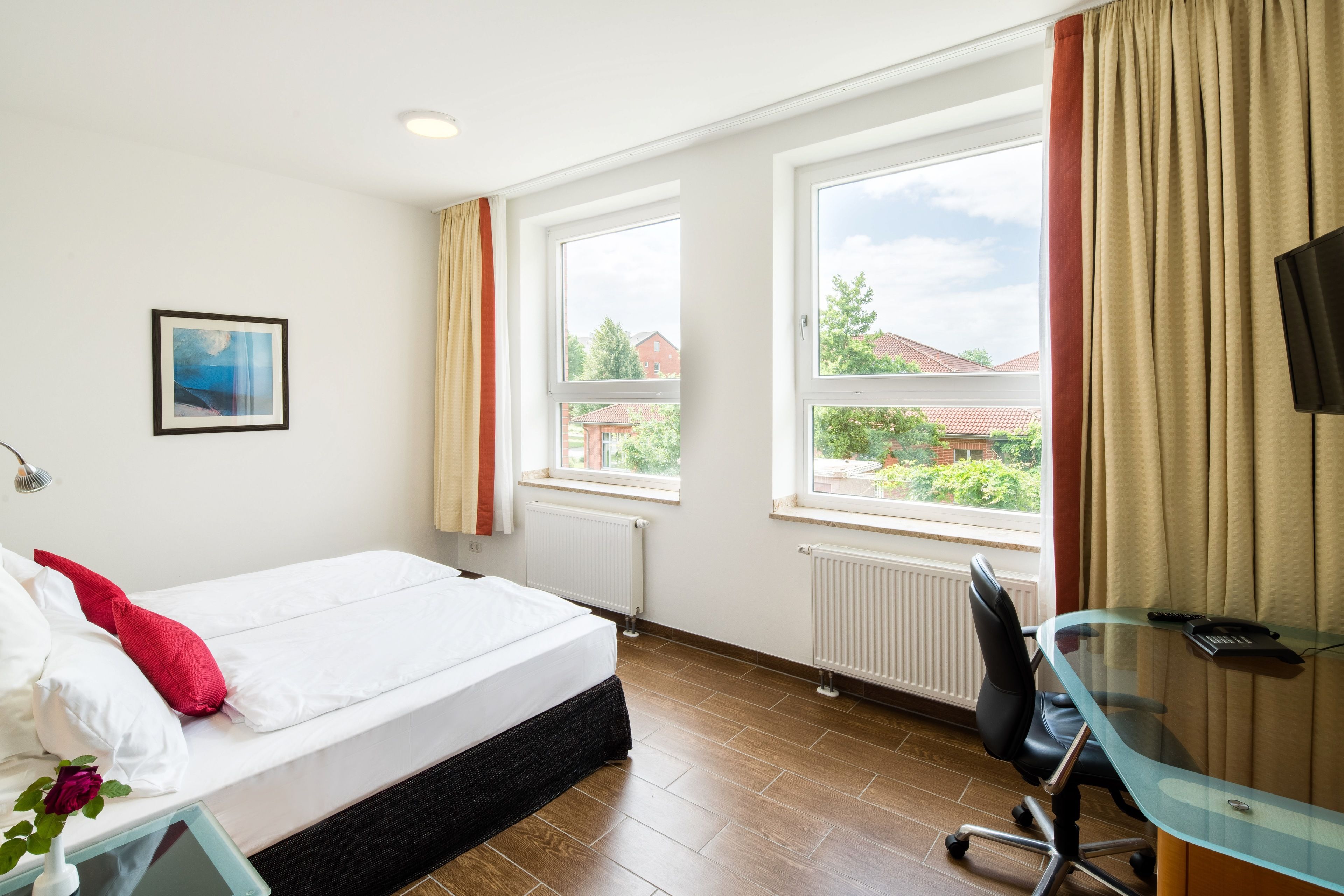 standard double room | in-room safe, desk, blackout curtains, soundproofing