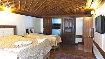 Familierom | Skrivebord, strykejern/-brett og barnesenger (inkludert)