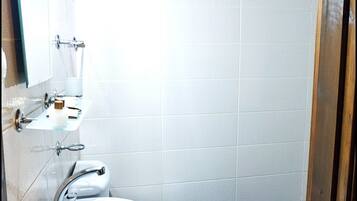 Dusj, toalettartikler (inkludert), hårføner og tøfler