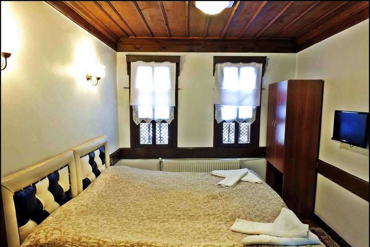 Economy Double Room | Desk, iron/ironing board (on request), cribs (free)
