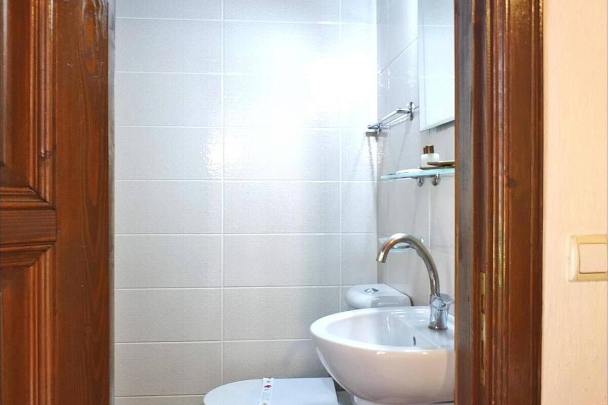 shower, free toiletries, hair dryer, slippers