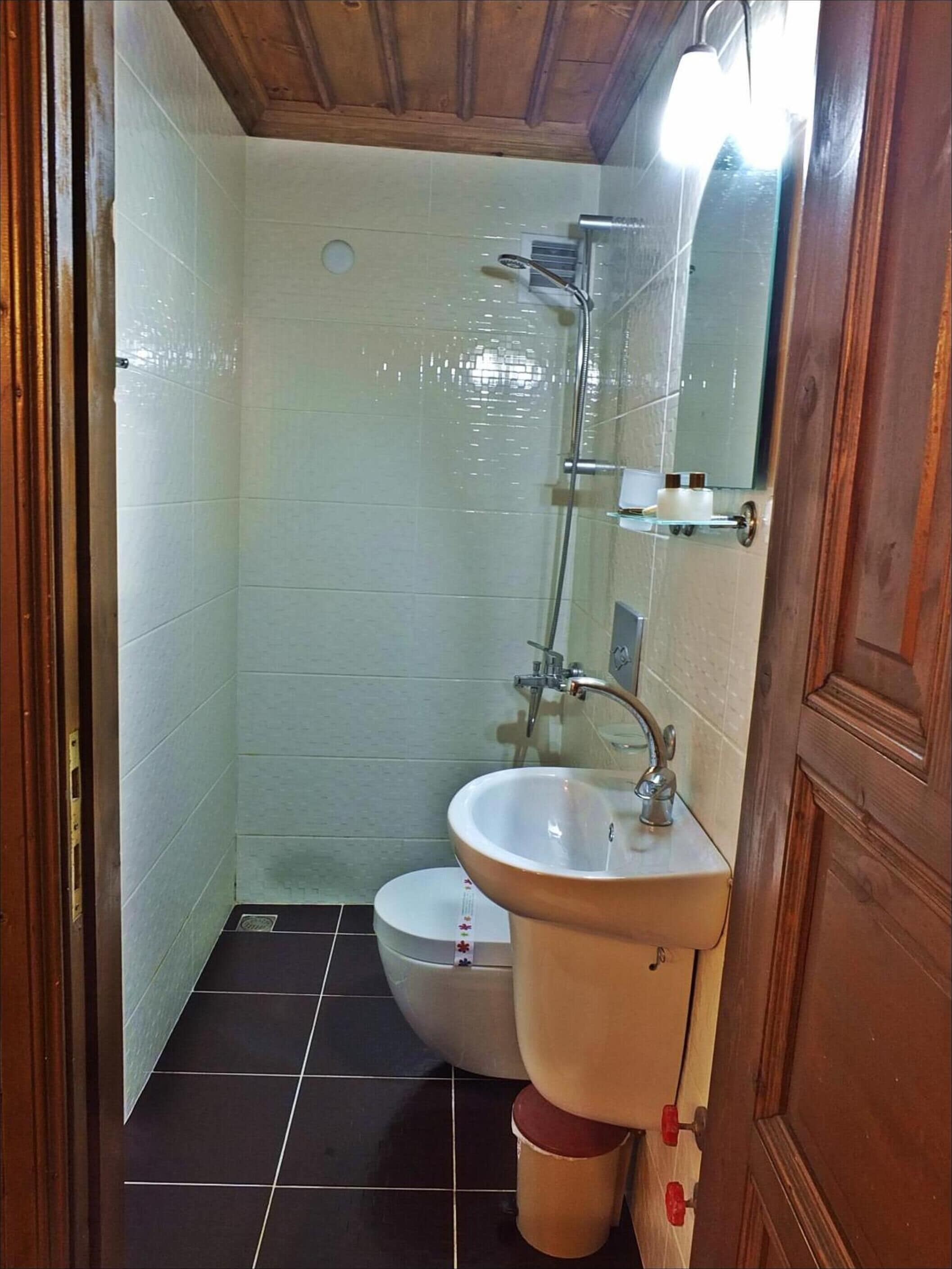 shower, free toiletries, hair dryer, slippers