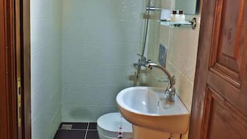 Suihku, ilmaiset hygieniatuotteet, hiustenkuivaaja, tohvelit