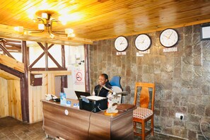 Reception - Da Vinci Gorilla Lodge (Kinigi)