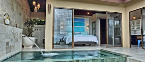 Huvila, 1 suuri parisänky, yksityinen uima-allas, merinäköala | Terassi/patio