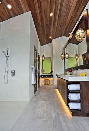 Villa, 1 cama King size, alberca privada, vista al océano | Baño | Tina y regadera independientes y tina profunda 