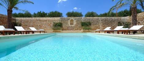 Piscine extérieure, chaises longues