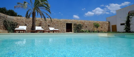 Outdoor pool, pool loungers