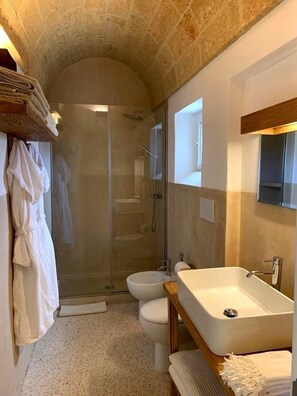 Chambre supérieure, vue sur la piscine | Salle de bain | Douche, douche cascade, articles de toilette griffés, séchoir à cheveux