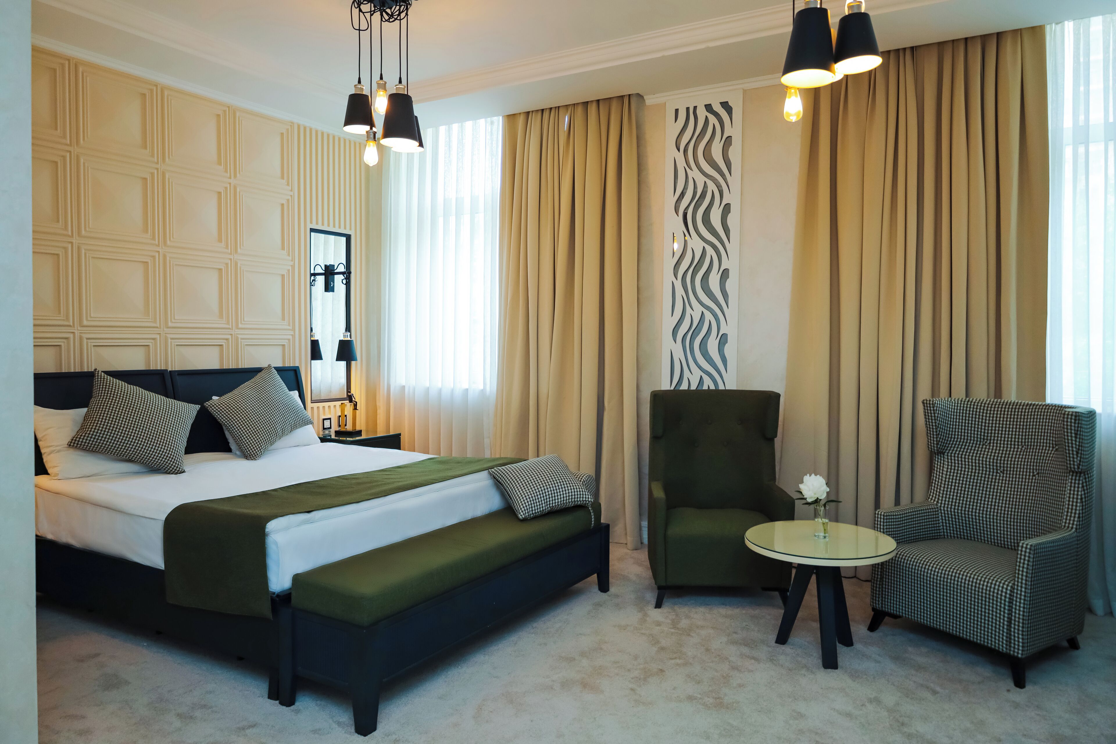 Deluxe-dobbeltværelse | Minibar, pengeskab på værelset, skrivebord, lydisolering