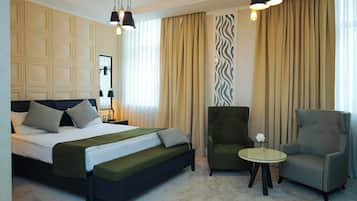 Deluxe-dobbeltværelse | Minibar, pengeskab på værelset, skrivebord, lydisolering