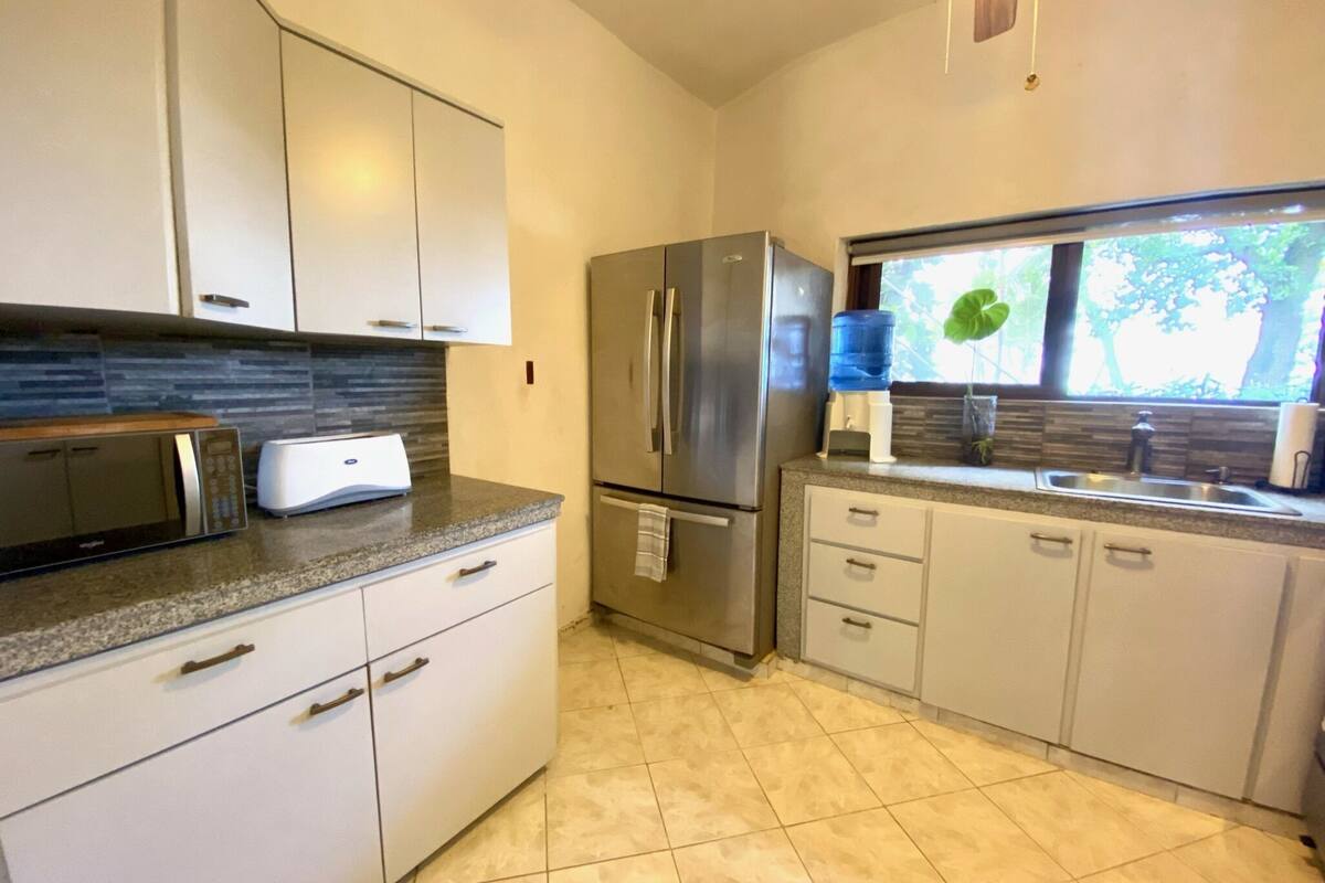 hummingbird suite | private kitchen | fridge, freezer