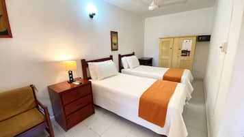 Unit w/AC, 2 Sngl Beds, Kitchen #11 | Két bảo mật tại phòng, bàn, khu vực làm việc phù hợp cho laptop
