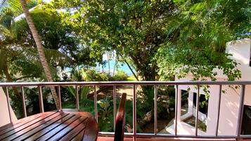 Caja de seguridad en la habitación y escritorio