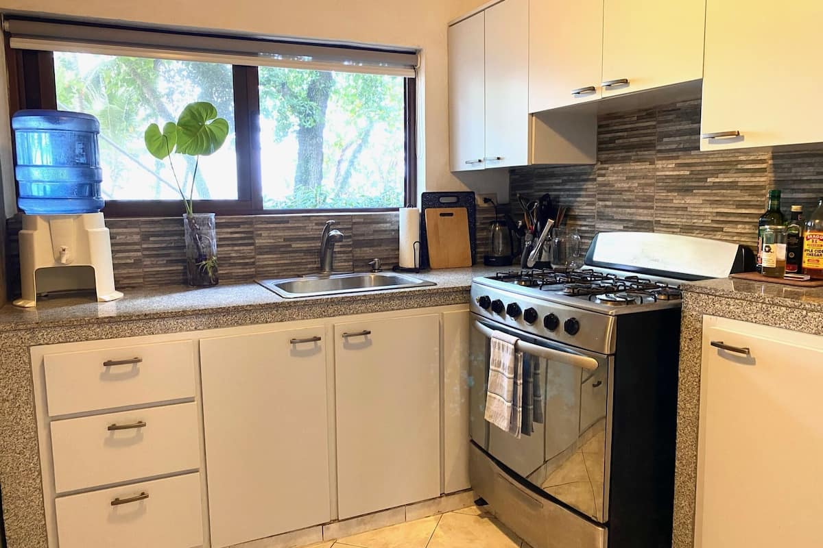 hummingbird suite | private kitchen | fridge, freezer