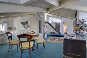 Classic-Apartment, 2 Schlafzimmer | Wohnbereich