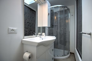 Classic Apartment, 2 Bedrooms | Bathroom | Shower, hair dryer, bidet - ARNOLDI-Rooftop (Venice)