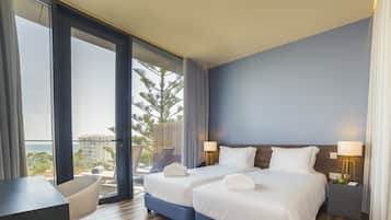 Deluxe suite, uitzicht op zee | Hypoallergeen beddengoed, een minibar, een kluis op de kamer, een bureau