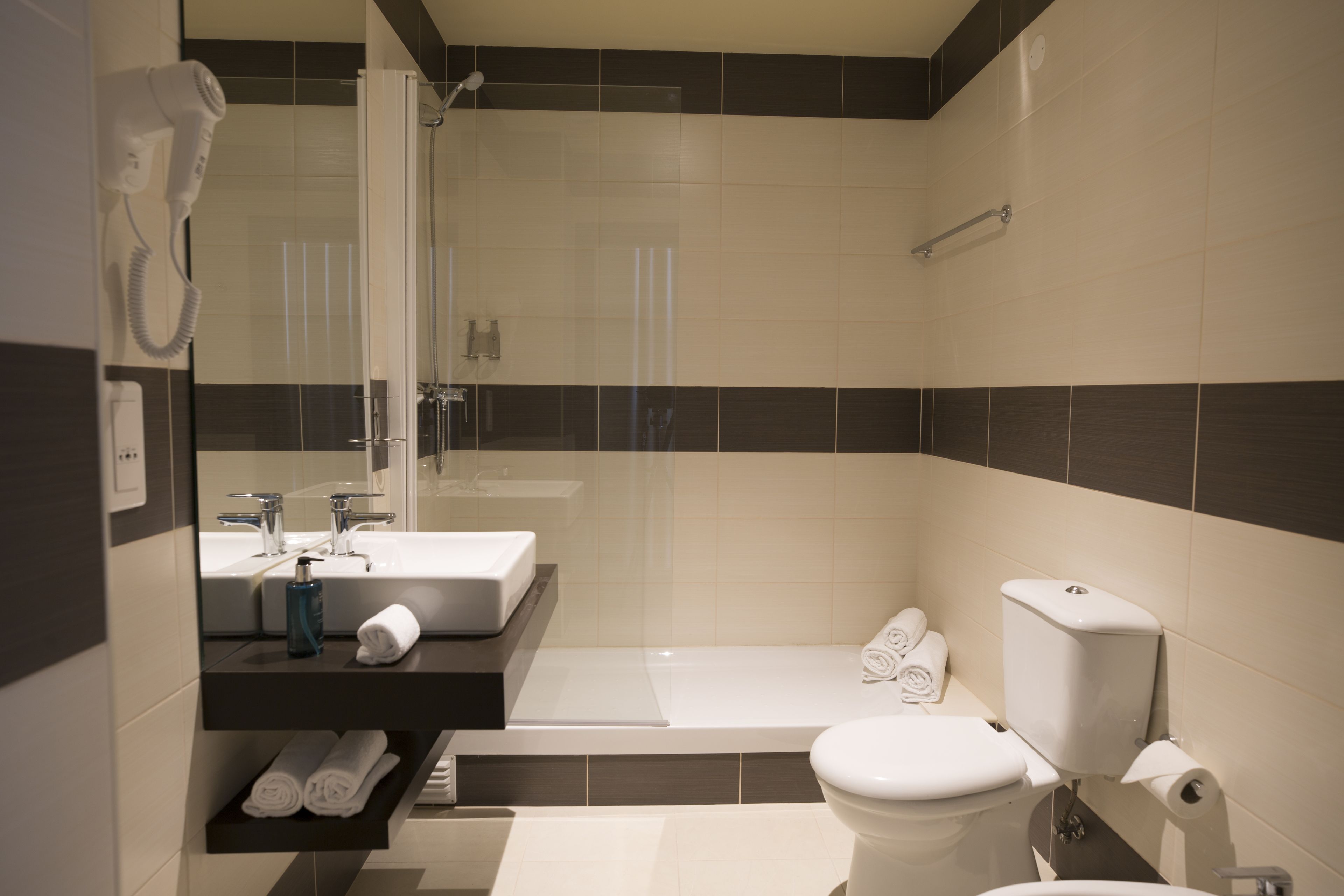 Un baño moderno con bañera, inodoro y lavabo.