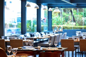 Breakfast, lunch, dinner served; international cuisine - The Prime Energize Hotel & Spa (Vila Real Santo Antonio)