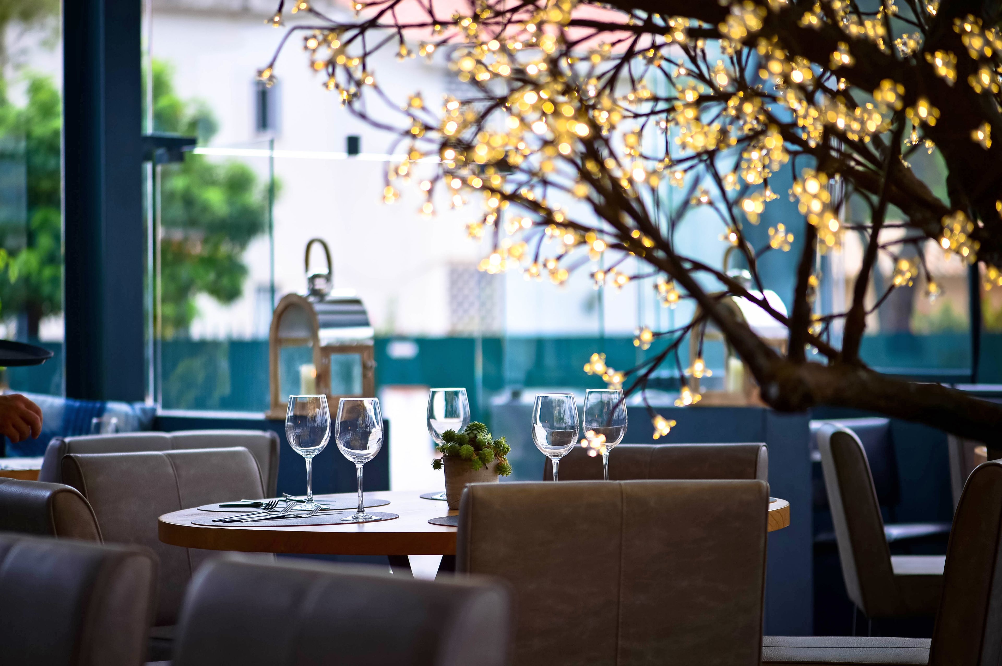 breakfast, lunch, dinner served; international cuisine