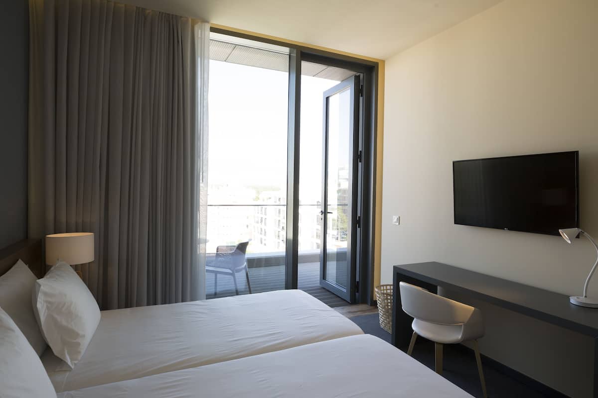 Deluxe Twin Room | Hypo-allergenic bedding, minibar, in-room safe, desk