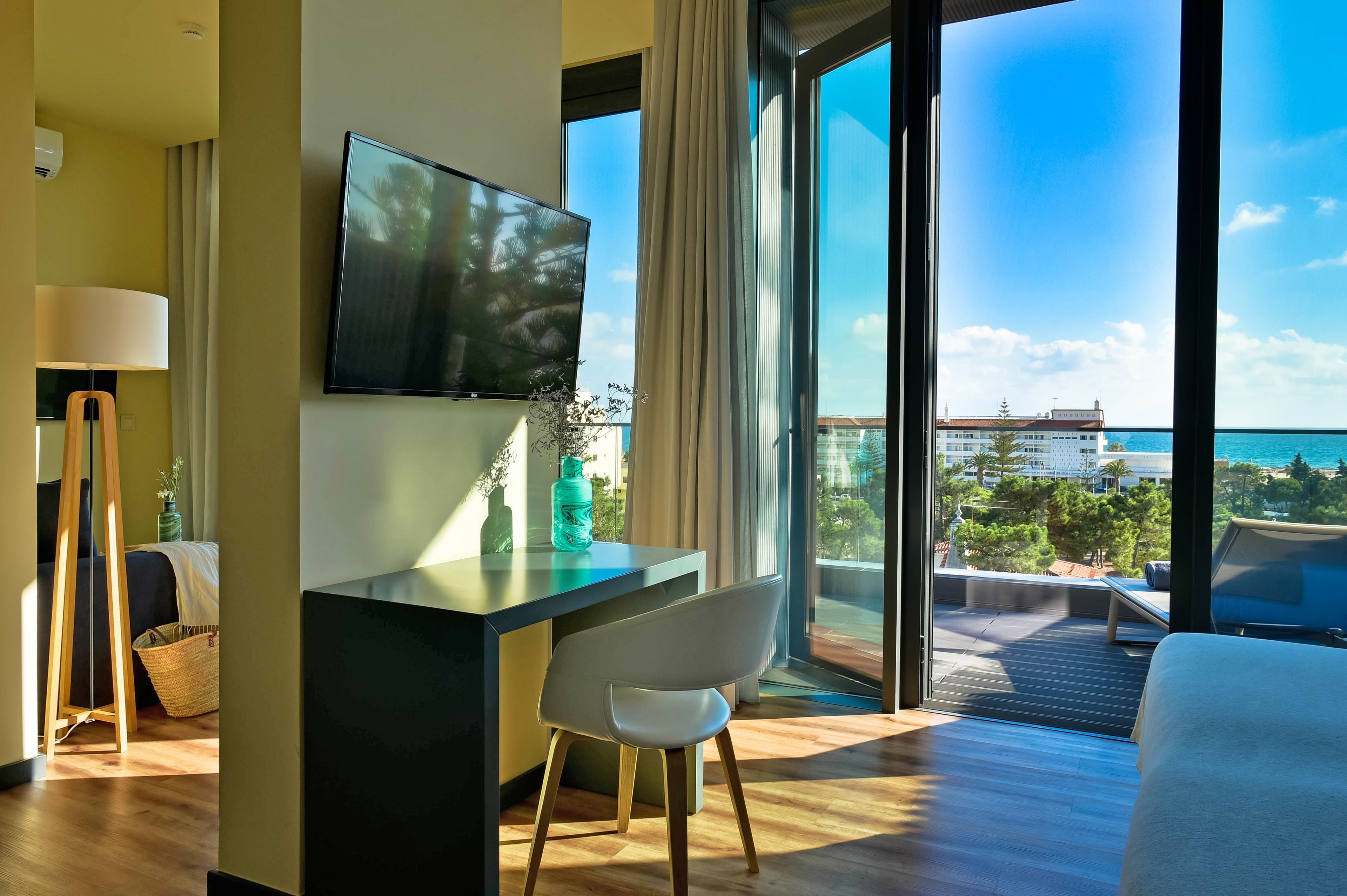 deluxe suite, sea view | 1 bedroom, hypo-allergenic bedding, minibar, in-room safe