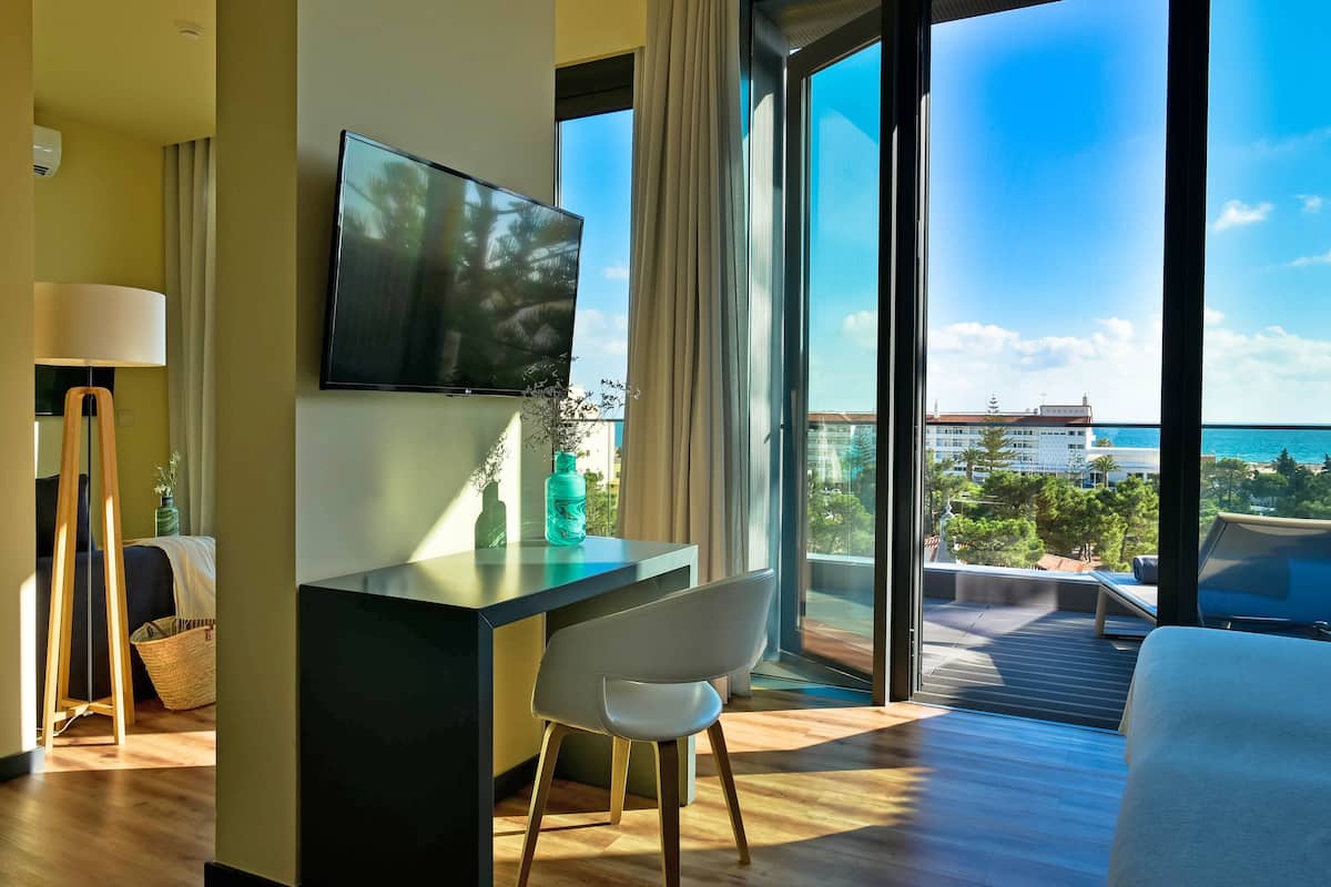 deluxe suite, sea view | 1 bedroom, hypo-allergenic bedding, minibar, in-room safe