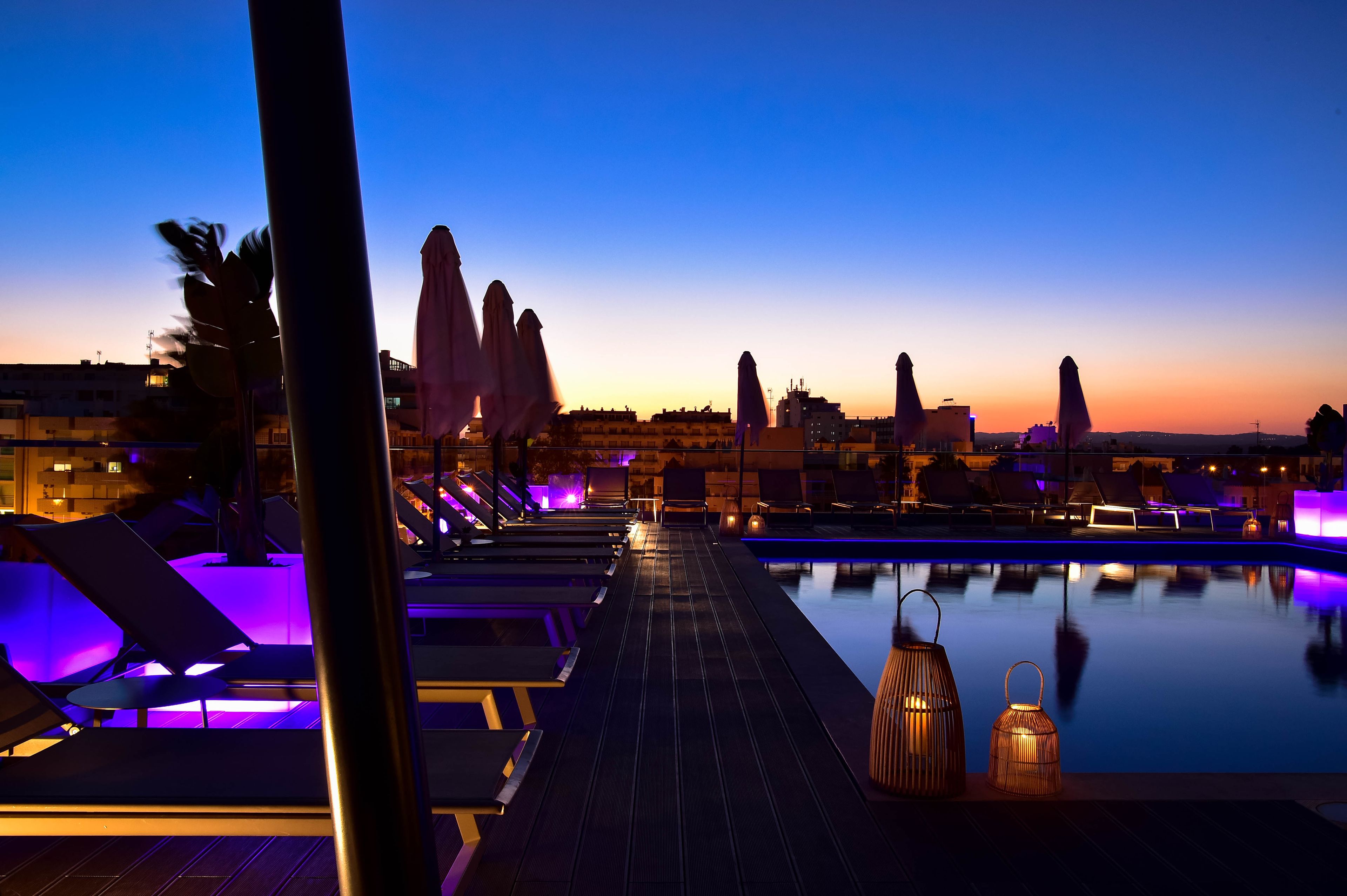 屋内プール、屋外プール、プール パラソル、サンラウンジャー