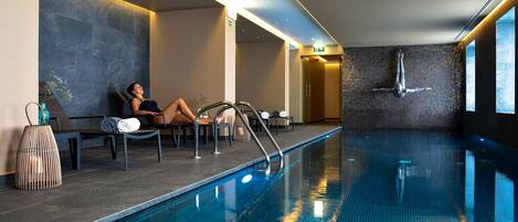 Hồ bơi trong nhà, hồ bơi ngoài trời, dù/ô trên bãi biển/hồ bơi