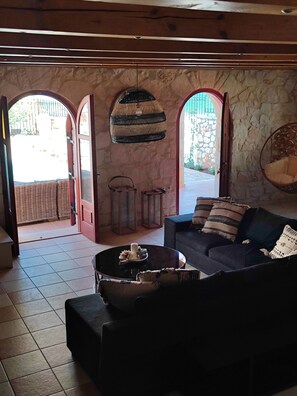 Deluxe-Villa (Villa Areti) | Wohnbereich | 49-Zoll-Flachbildfernseher mit Satellitenempfang, Fernseher, Kamin