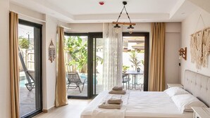 Un dormitorio con una cama grande, un ventanal corredero que da a un espacio exterior con piscina y sillas.