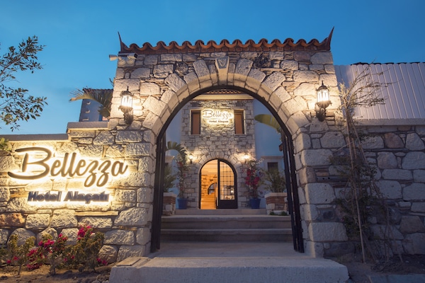 Konaklama yerinin ön cephesi - akşam/gece