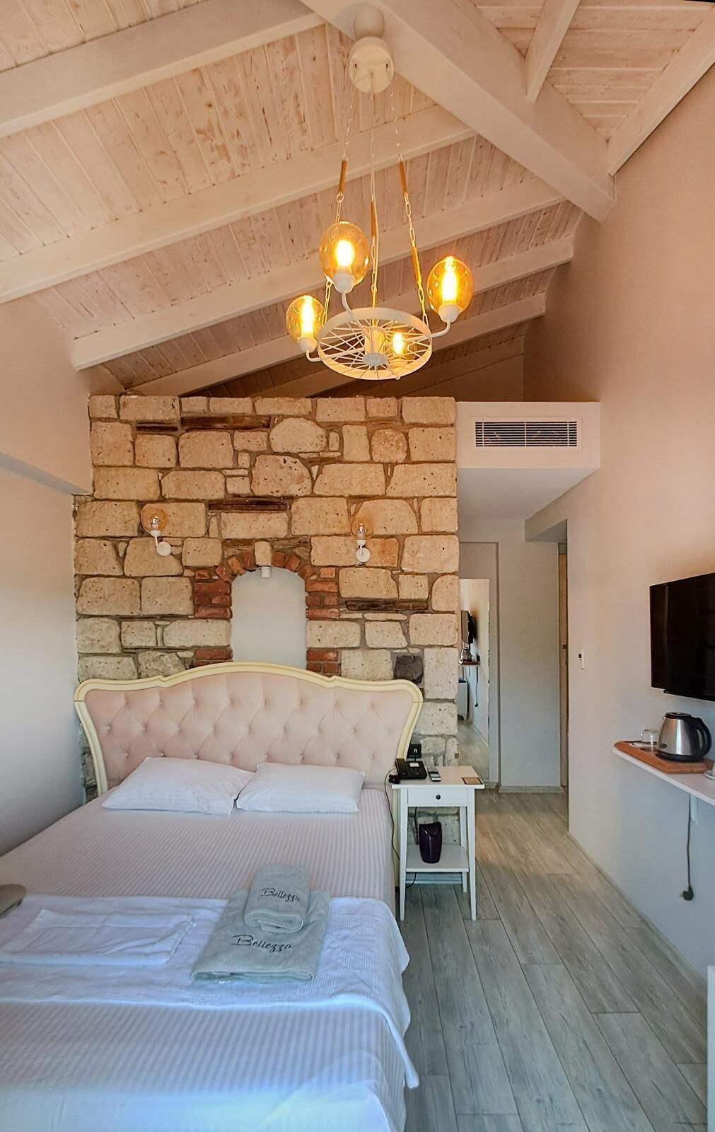 Habitación superior | Ropa de cama de alta calidad, minibar, caja fuerte