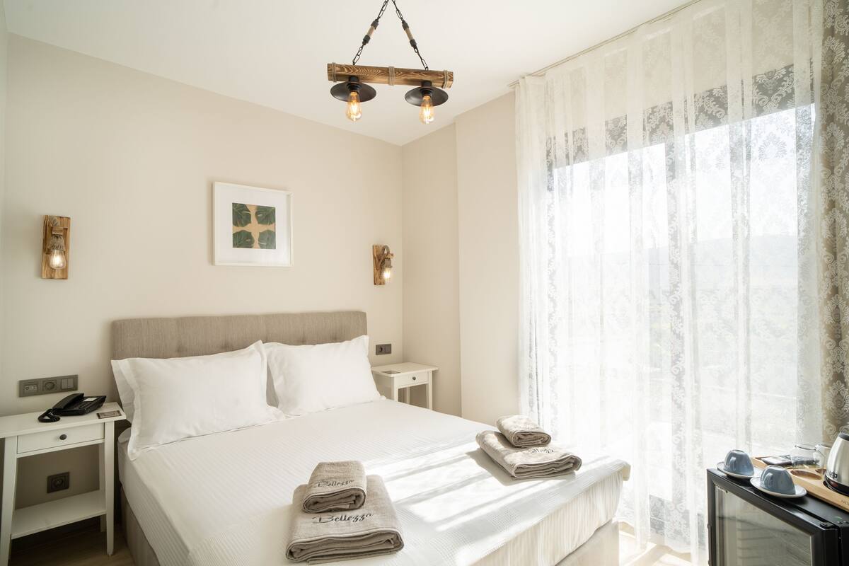Design-Doppelzimmer, Gartenblick | 1 Schlafzimmer, hochwertige Bettwaren, Minibar, Zimmersafe