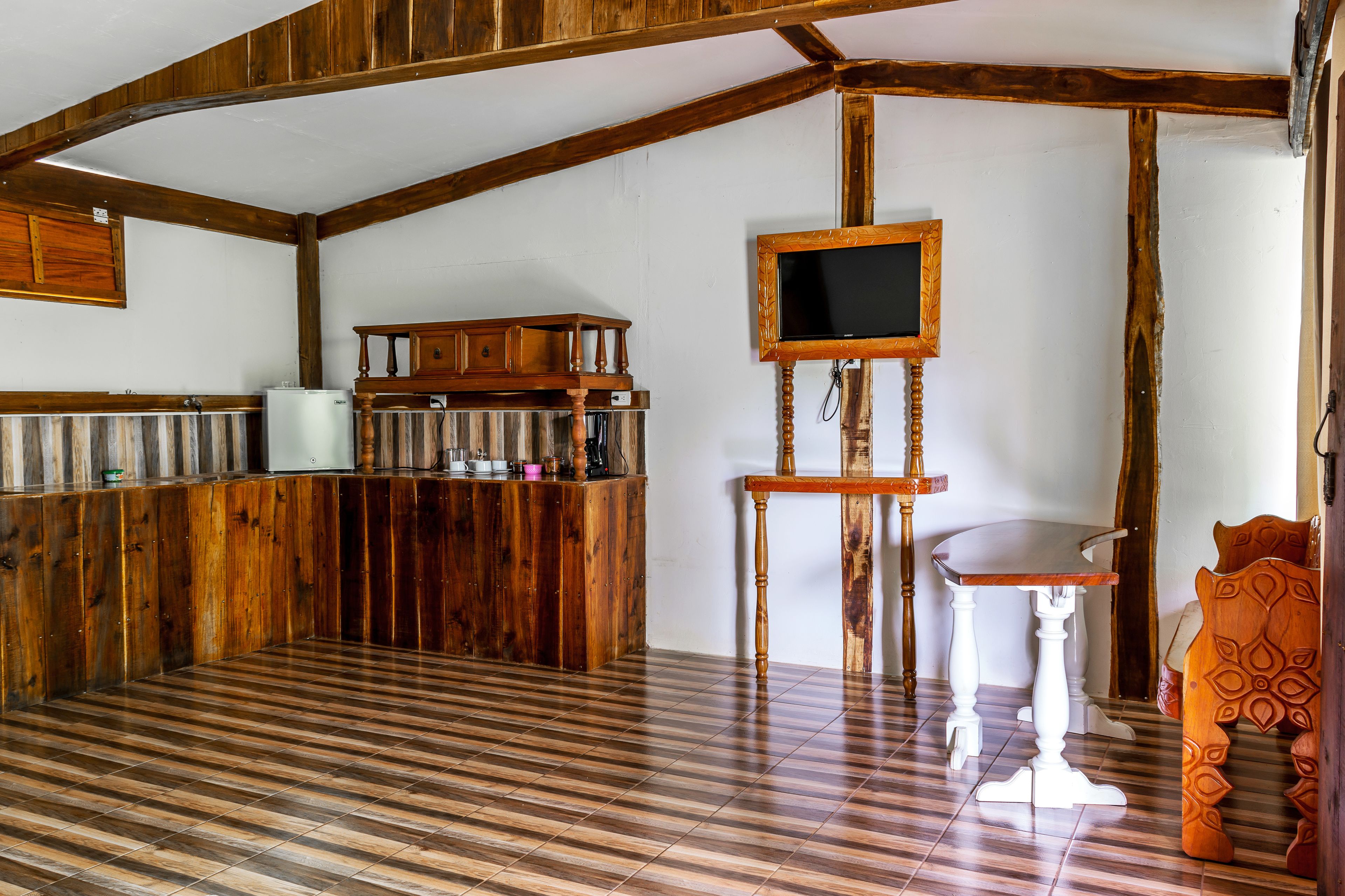 スーペリア ルーム | リビング エリア | 32 インチの薄型テレビ (ケーブル放送視聴可)、テレビ