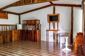 Superior Room | Living area | 32-inch flat-screen TV with cable channels, TV - Arenal Xilopalo (La Fortuna)