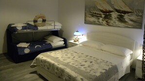 Superior Double Room | Desk, free WiFi, bed sheets - La Gemma delle 5 Terre (La Spezia)