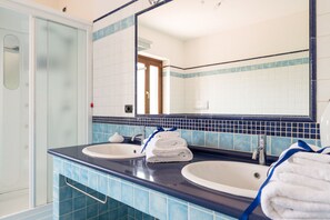 Deluxe-Doppelzimmer, Bergblick, zum Garten hin | Badezimmer